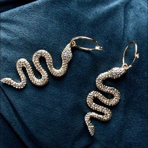 🆕 SHEKOU DANGLY GOLD SNAKE EARRINGS